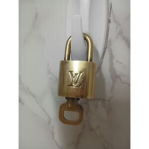 LOUIS VUITTON Lock & Key - GUC